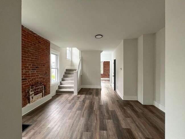 Building Photo - 927 S Champion Ave