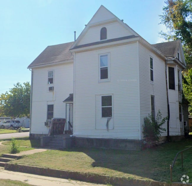 Building Photo - 501 W 7th St