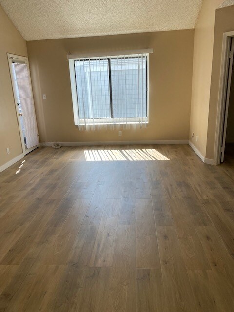 Foto del edificio - 1051 Newport Ave