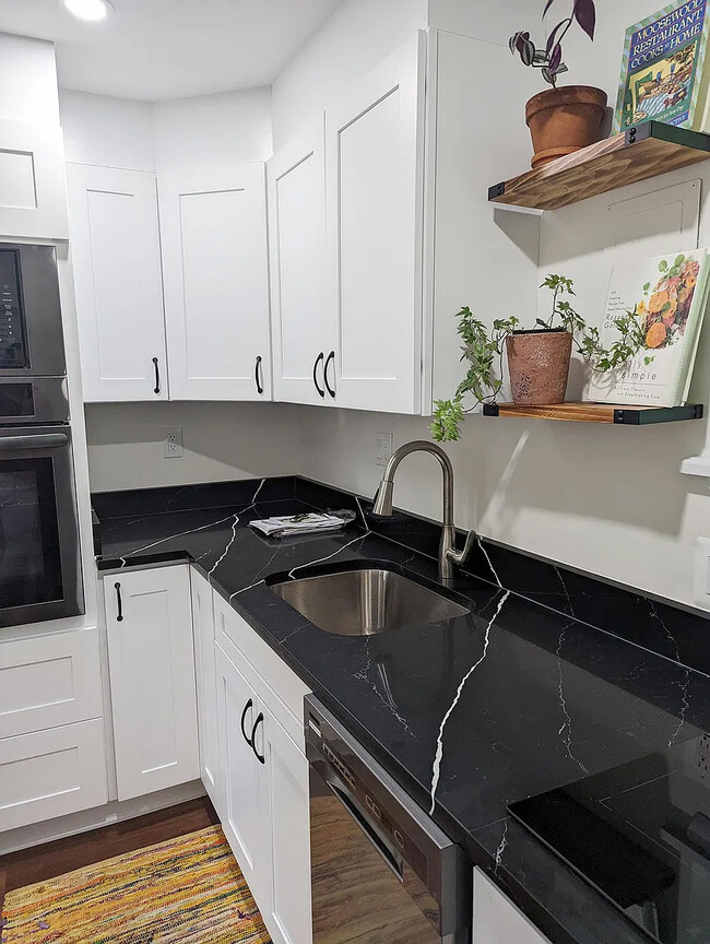 Kitchen - countertop - 14121 Bauer Dr