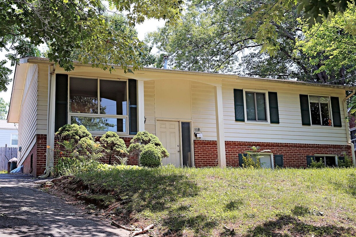 Pet-Friendly Split-Level Home Near UVA Med... - Pet-Friendly Split-Level Home Near UVA Med...