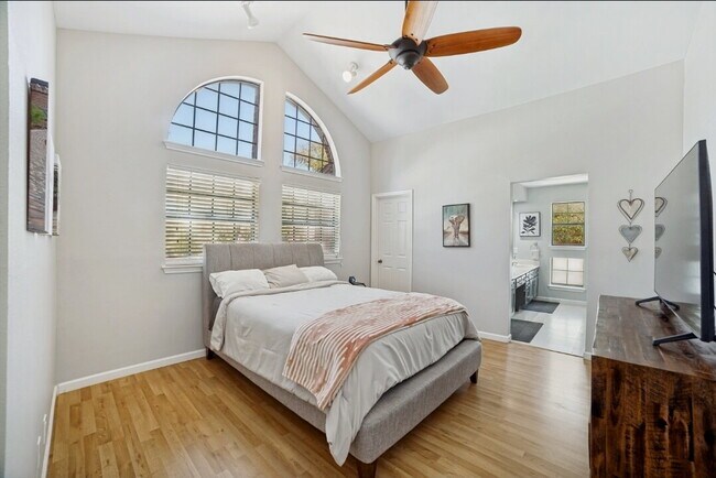 Foto del edificio - Stylish 3-Bed, 2.5-Bath Townhome with Fireplace & Move-In Ready Upgrades