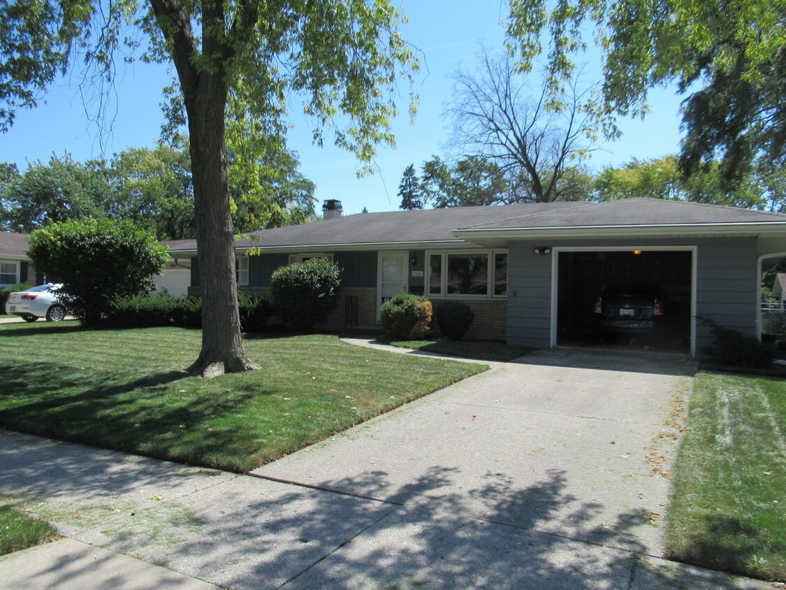 1500 Crestwood Ct, Aurora, IL 60506 House Rental in Aurora, IL