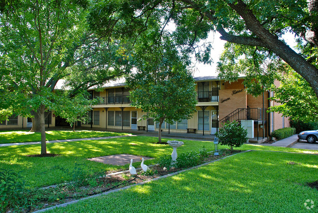 Building Photo - Town House Apartments