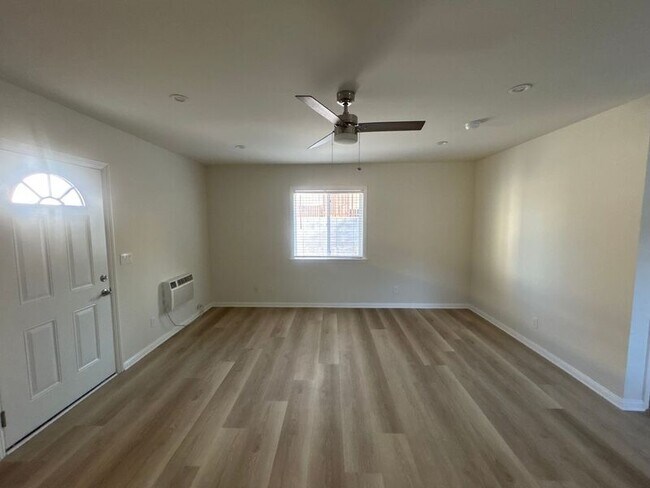 Foto del edificio - 10038 Tujunga Canyon Blvd