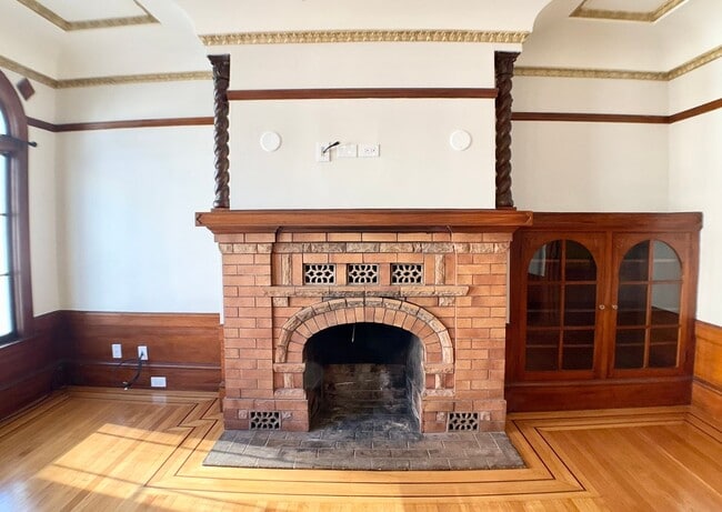 Building Photo - LARGE 2BR w/ Dining Room. PARKING AVAIL.! DISHWASHER! W/D IN-UNIT