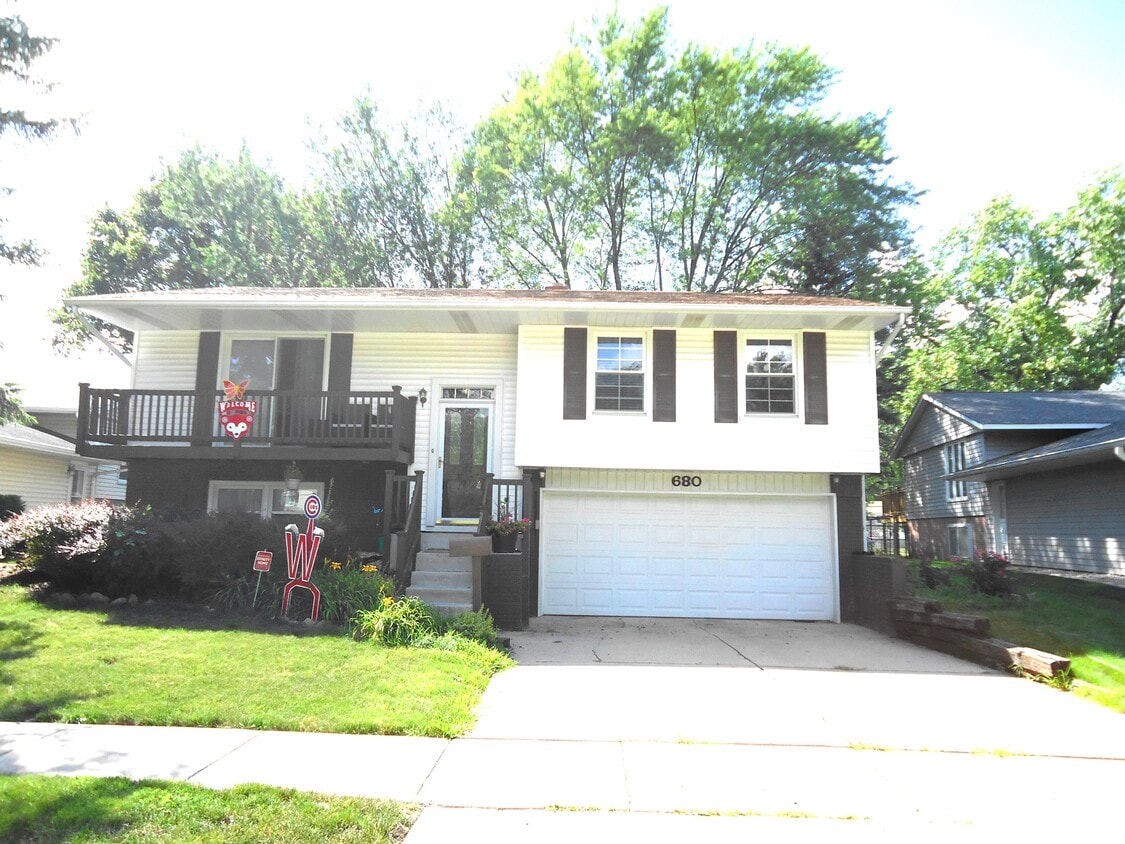 Primary Photo - 680 White Pine Rd