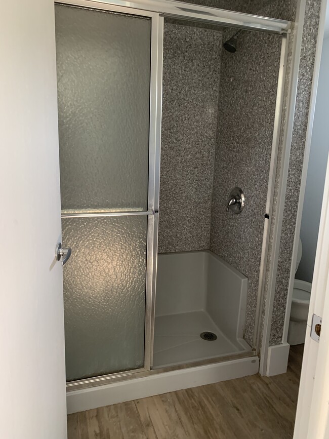 Walk-in shower - 851 Foundry St