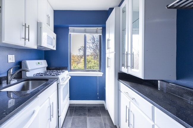 Foto del edificio - 3901 Tunlaw Rd NW