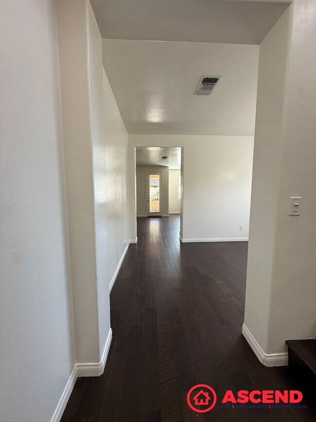 Foto del edificio - Beautiful 4 Bedroom Located in HOA!