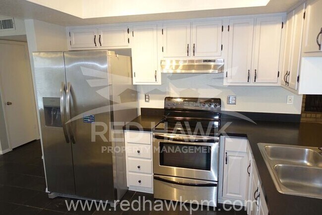 Foto del edificio - Freshly Painted Three Bedroom, Two Bathroo...