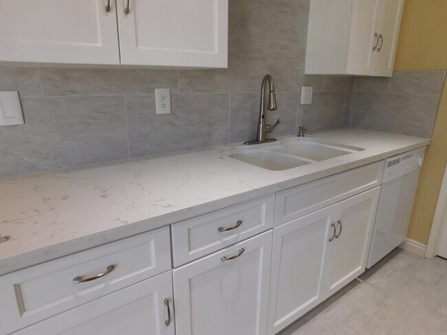 Foto del edificio - FULLY UPGRADED 2 Bedroom + 1.5 Bath Condo ...