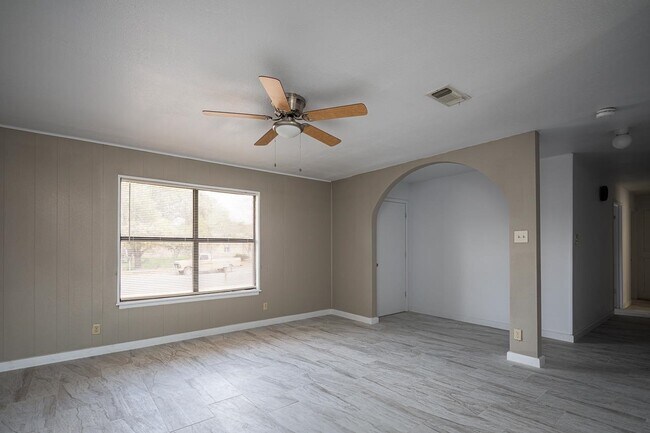 Building Photo - 712 Sage Dr