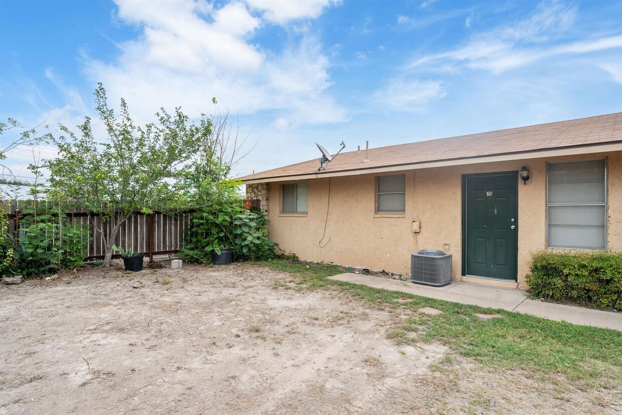 Building Photo - 710 W Cantu Rd