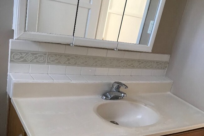 Baño - 722 Raleigh St