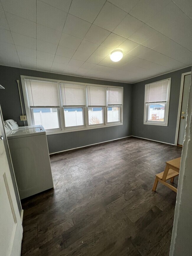 Building Photo - Large Single Family Home in Heart of La Cr...