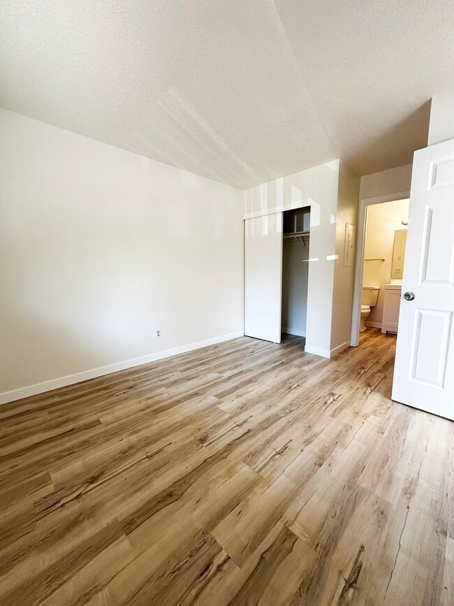 Building Photo - 4940-4950 SW 45th Ave
