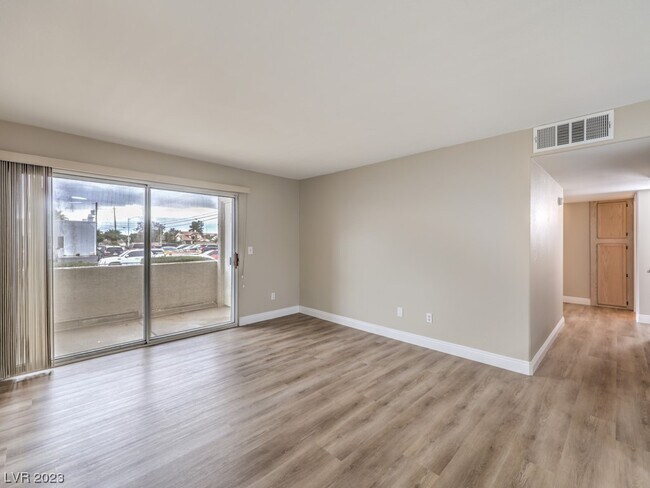Foto del edificio - 3425 E Russell Rd