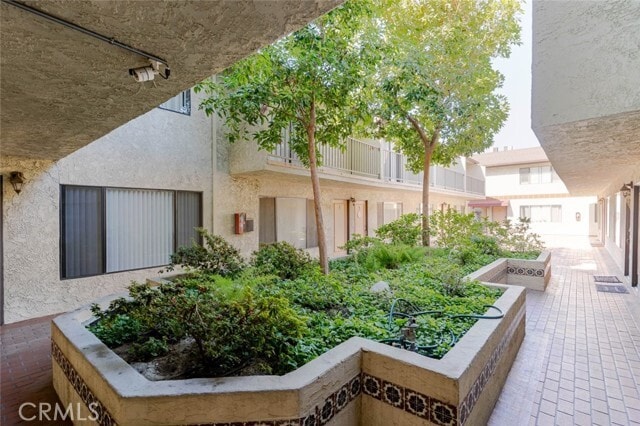 Foto del edificio - 1043 Thompson Ave
