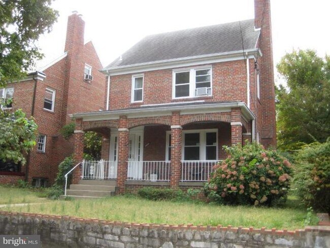 Foto del edificio - 1348 Underwood St NW