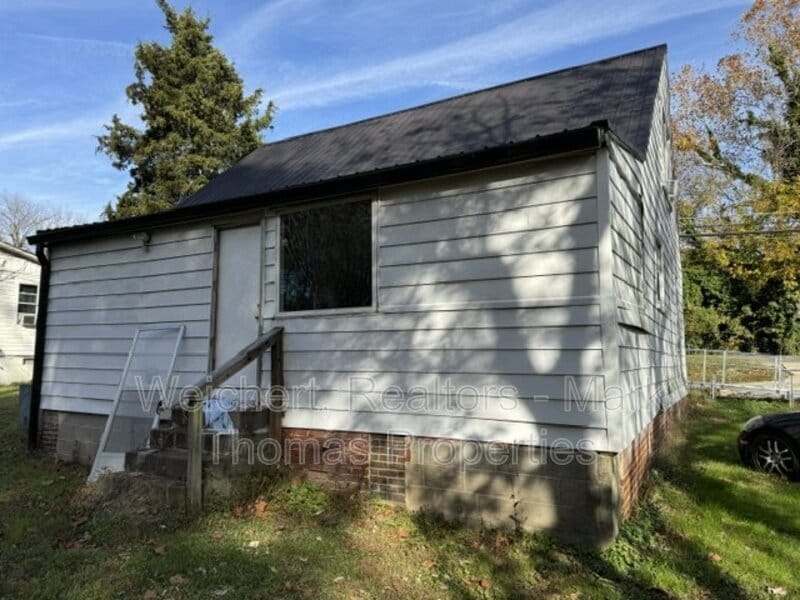 Building Photo - 325 Depot St