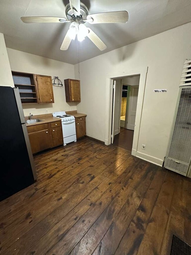 Building Photo - 610 S Green St