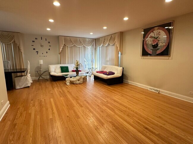 Foto del edificio - 3929 Jarvis Ave