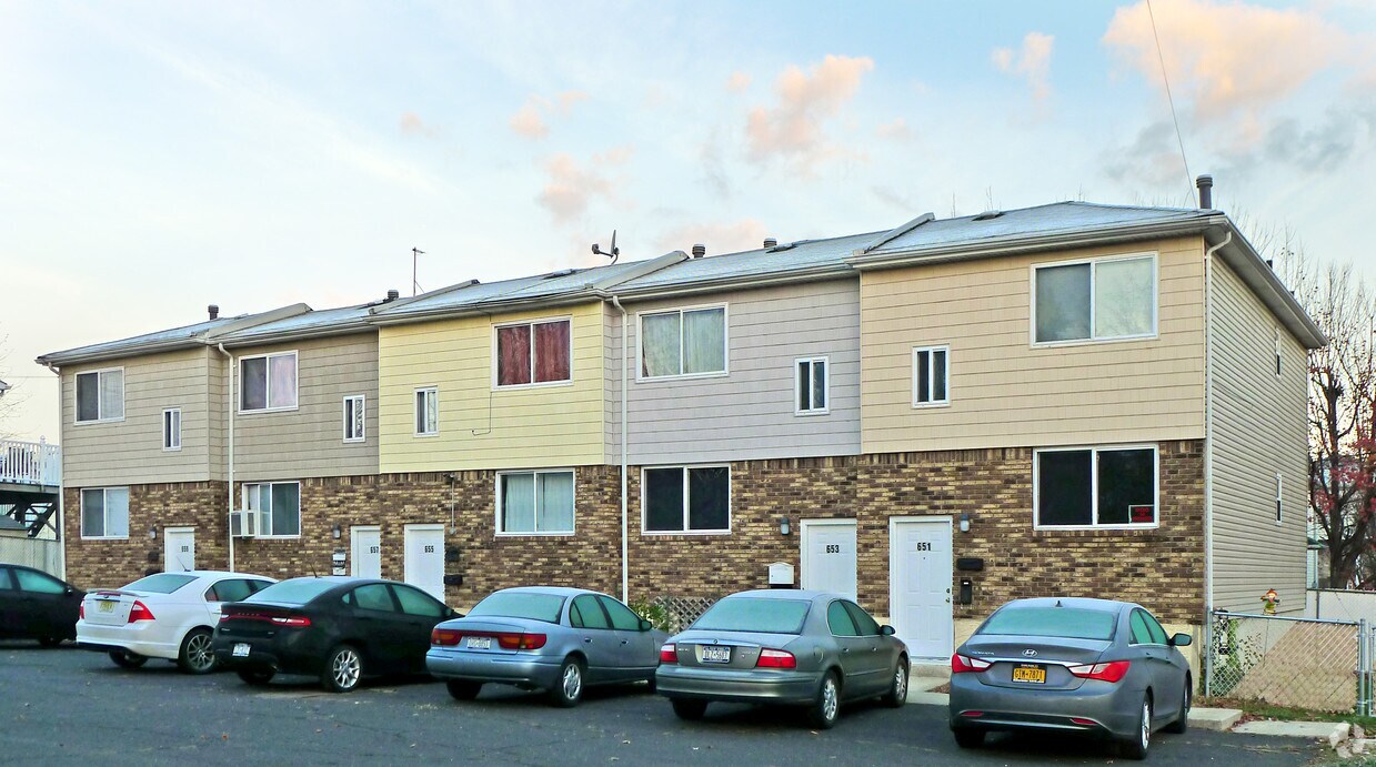 Foto principal - 651 Leverett Ave