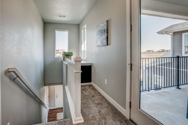 Foto del edificio - Move-In Ready 3-Bedroom Townhome with Garage & Modern Finishes in Loveland!