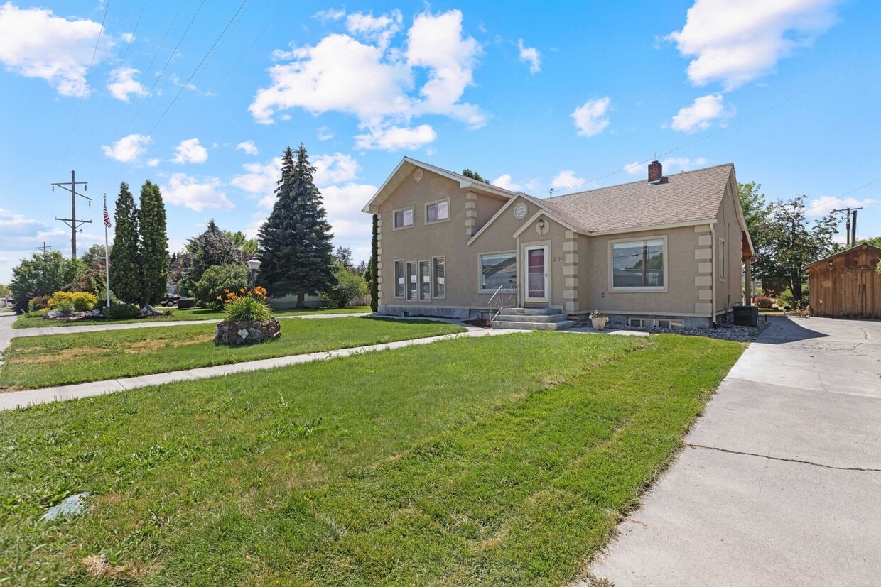 Primary Photo - 4 BED 2.5 BATH HOME IN REXBURG