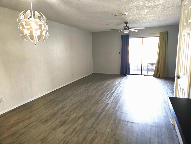 Foto del edificio - Updated 2-bedroom, 2.5-bath townhome