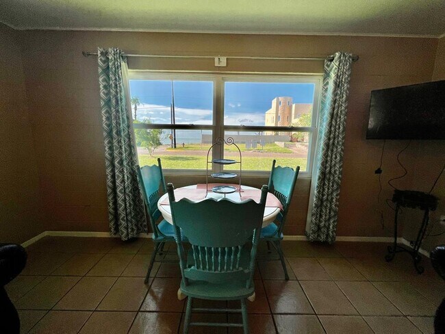 Foto del edificio - 1749 N Shore Dr