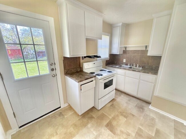 Foto del edificio - AVAILABLE NOW; APPLY AT OUR WEBSITE ; 2 WEEKS FREE!!!