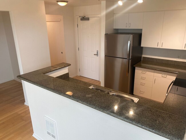 Building Photo - Epic REA/Azari PM - Amazing Renovated 1 be...