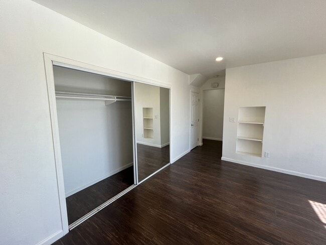 Building Photo - Spacious Studio with Archways, Kitchen Isl...
