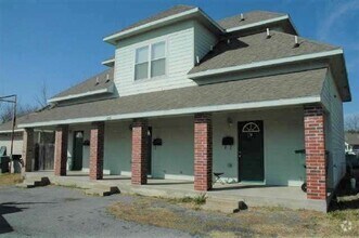 Building Photo - 2006 S Travis St
