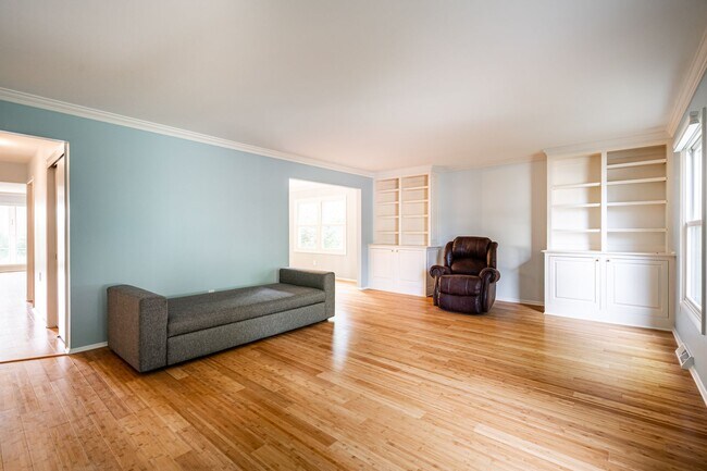 Foto del edificio - LIVE ON LAKE MICHIGAN IN THIS SPACIOUS CONDO!