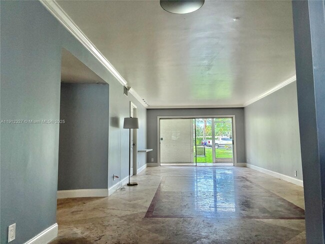 Foto del edificio - 200 Waterway Dr S