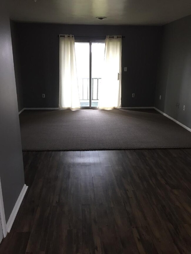 Spacious Living Room - 2275 N Cable Rd