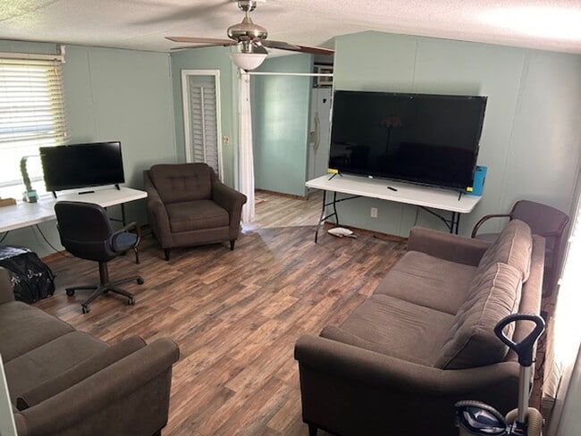 Building Photo - Recently remodeled mobile home in the country