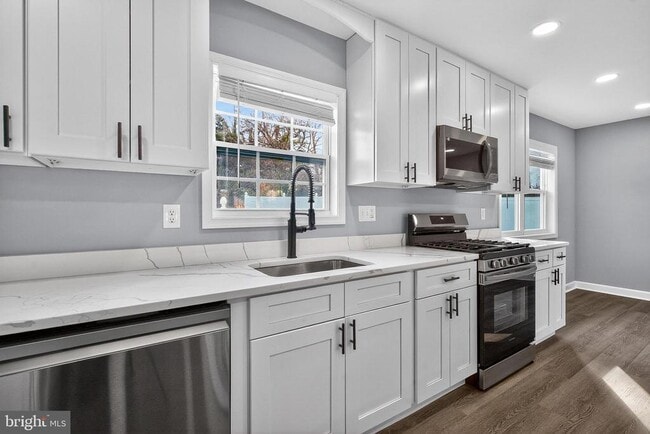 Foto del edificio - 2403 Kingsway Rd