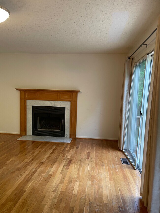 Building Photo - 1620 Oak Spring Way