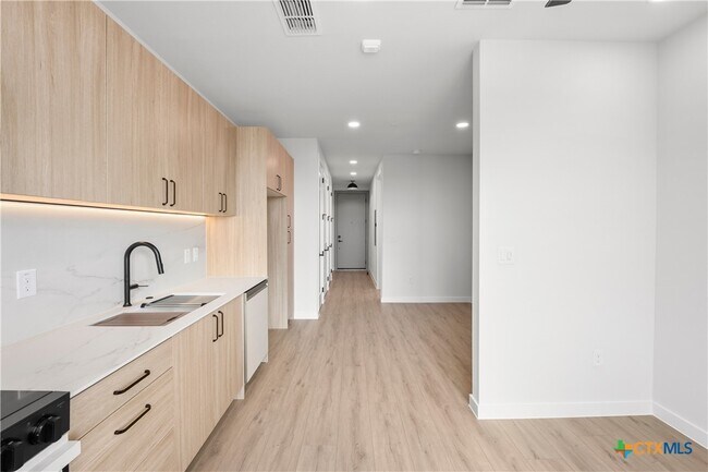 Foto del edificio - 634 Central Pkwy