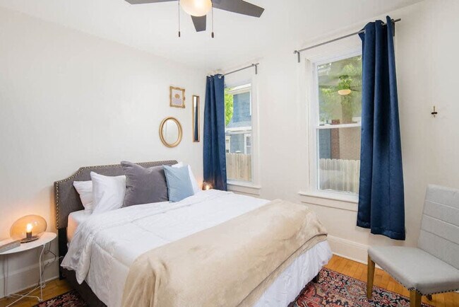 Foto del edificio - 308 E Franklin St