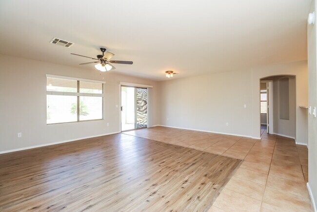 Foto del edificio - 9300 E Fairbrook St