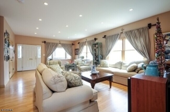 Foto del edificio - 89 Glenwood Rd