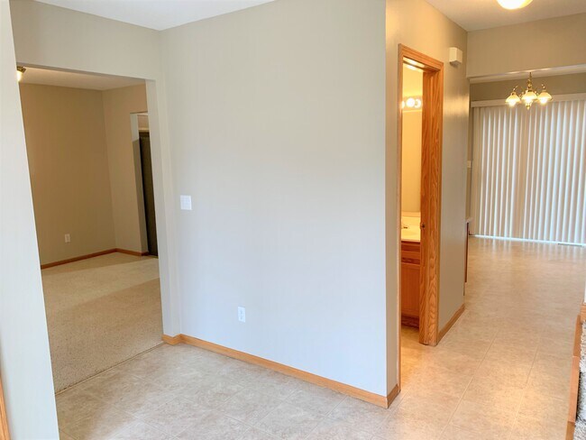 Building Photo - 1228 Rolling Creek Dr NE