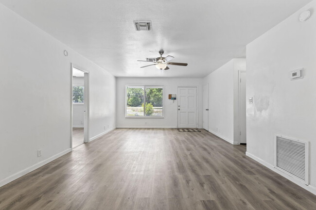Building Photo - 8012 US-1