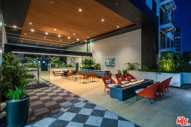 Building Photo - 250 E Broadway