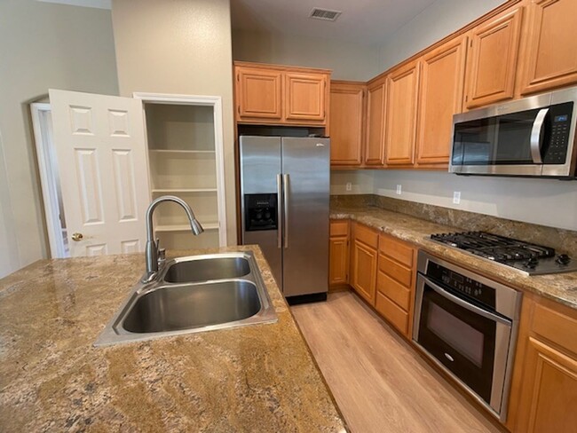 Building Photo - Camarillo 2 Bedroom 2 Bathroom Condo in Ca...